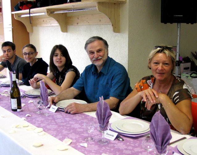<br />La table des jeunes, de gauche à droite,<br />David, Heloïse, Elisa, Roland et Danielle.<br /><br />
